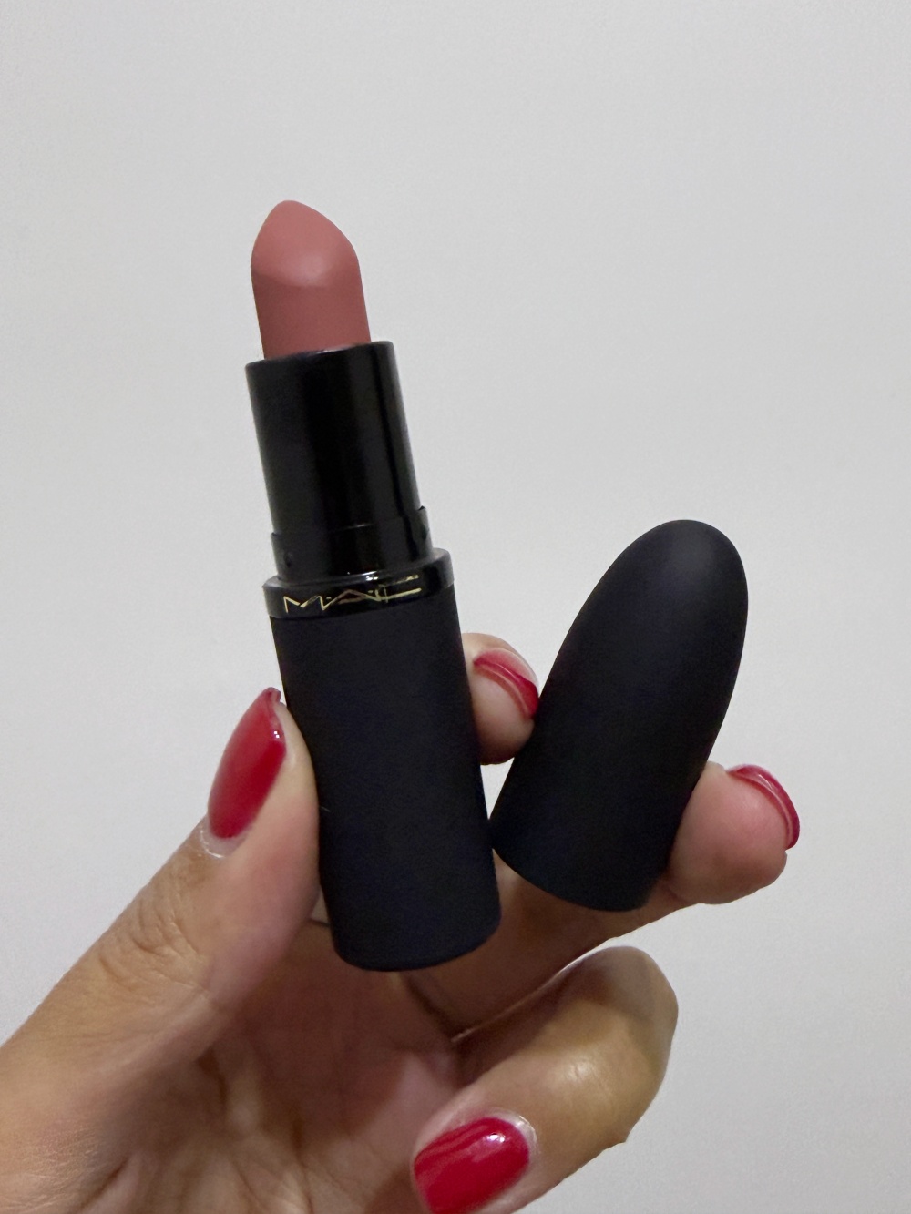 &bull; MAC 磨砂柔霧唇膏 931 Teddy 2.0 產品外觀
&bull; Hakme 分享經典霧面管身設計與質地
&bull; 具有啞緻妝效與柔霧修飾效果的專櫃唇膏