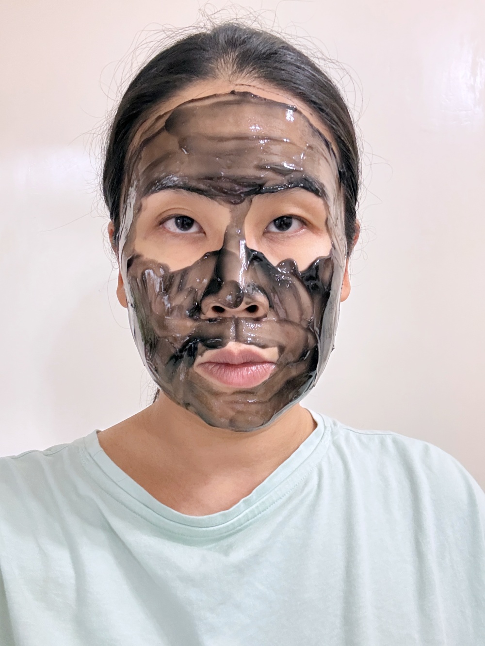 &bull; Hakme 實測敷上 Neogence 黑凍膜的肌膚狀態 &bull; 展示竹炭啫喱面膜在臉上的貼服度與使用過程&bull; 呈現溫和降溫、不乾不緊的敏感肌深層清潔保養