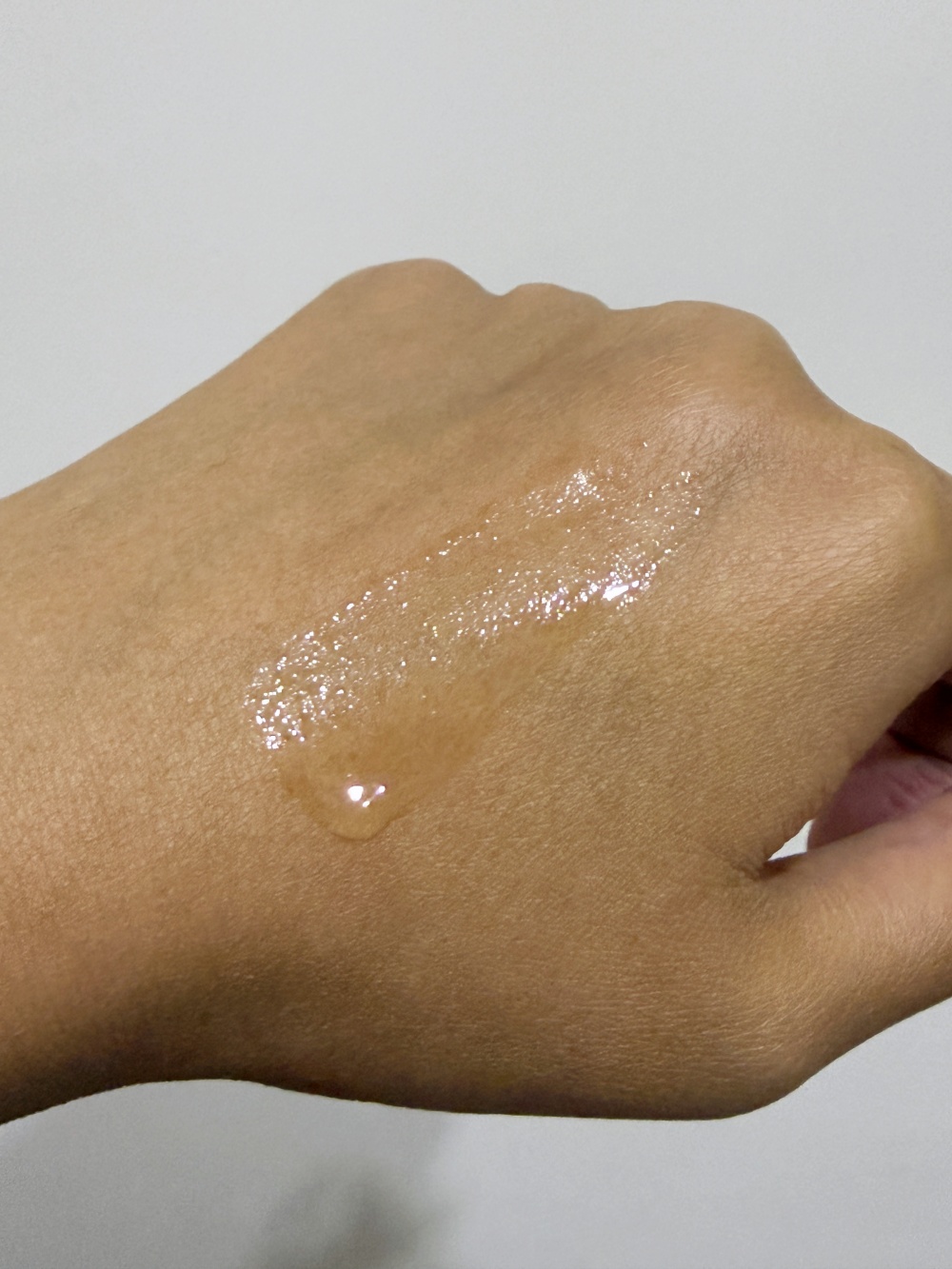 • 在手背推開 SKIN1004 積雪草精華的效果 • 展現水潤易推、瞬間化水的清透保濕質感 • 適合作為美容儀導入用的高延展性精華