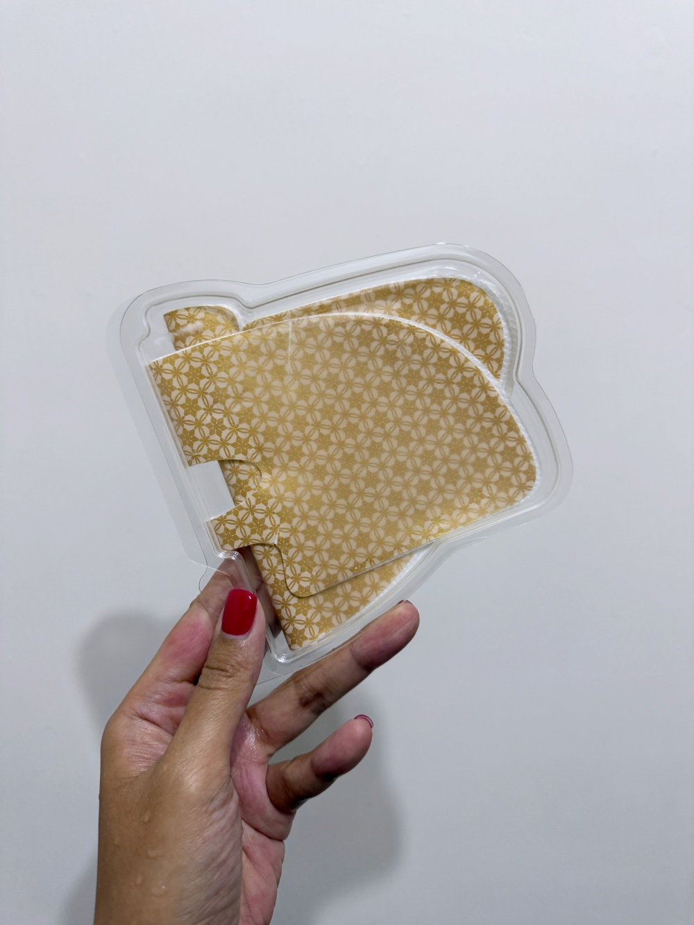&bull; 雪花秀人參面霜面膜分層設計實測 &bull; 展現面膜單面塗滿豐盈面霜與外層乾爽材質&bull; 乾肌專屬的深層滋潤去乾紋面膜質地