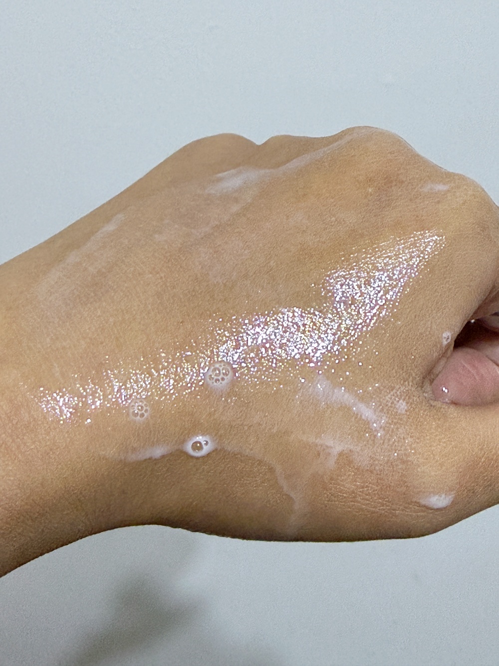 &bull; L'occitane 杏仁沐浴油加水乳化變成乳白色的效果 &bull; 展現沐浴油遇水化乳且不起浮誇泡沫的特性 &bull; 溫和潔淨且不令皮膚乾裂甩皮的沐浴過程