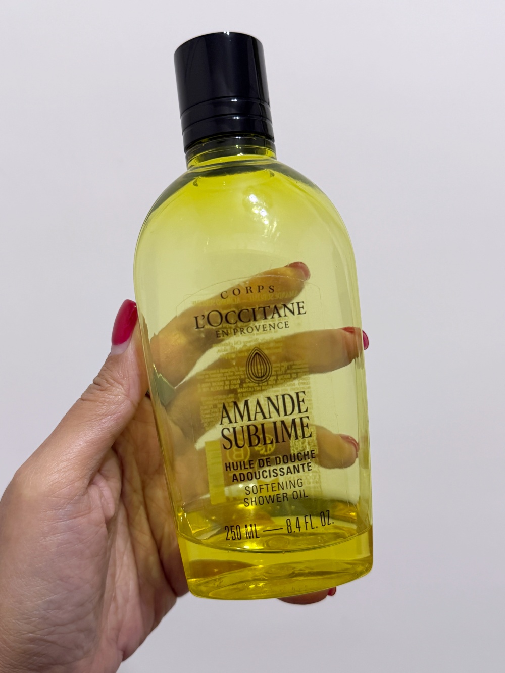 &bull; L'occitane 杏仁沐浴油新包裝外觀
&bull; Hakme 推薦乾肌適用沐浴油
&bull; 具有高級療癒香氣的身體護理產品