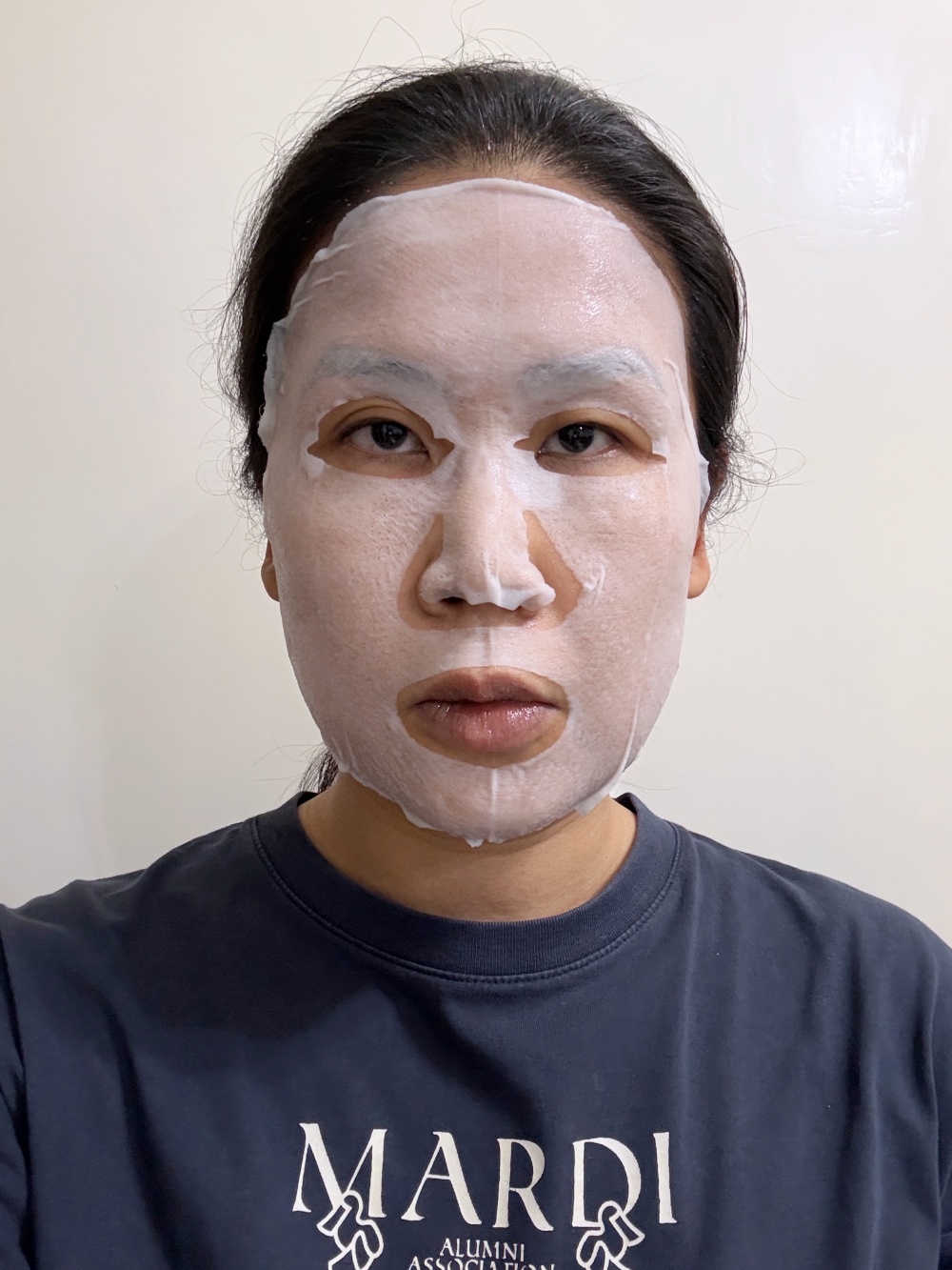 Hakme 示範 Minon Amino Moist 亮膚乳液面膜正面剪裁貼服度，實測敏感肌美白精華滋潤效果