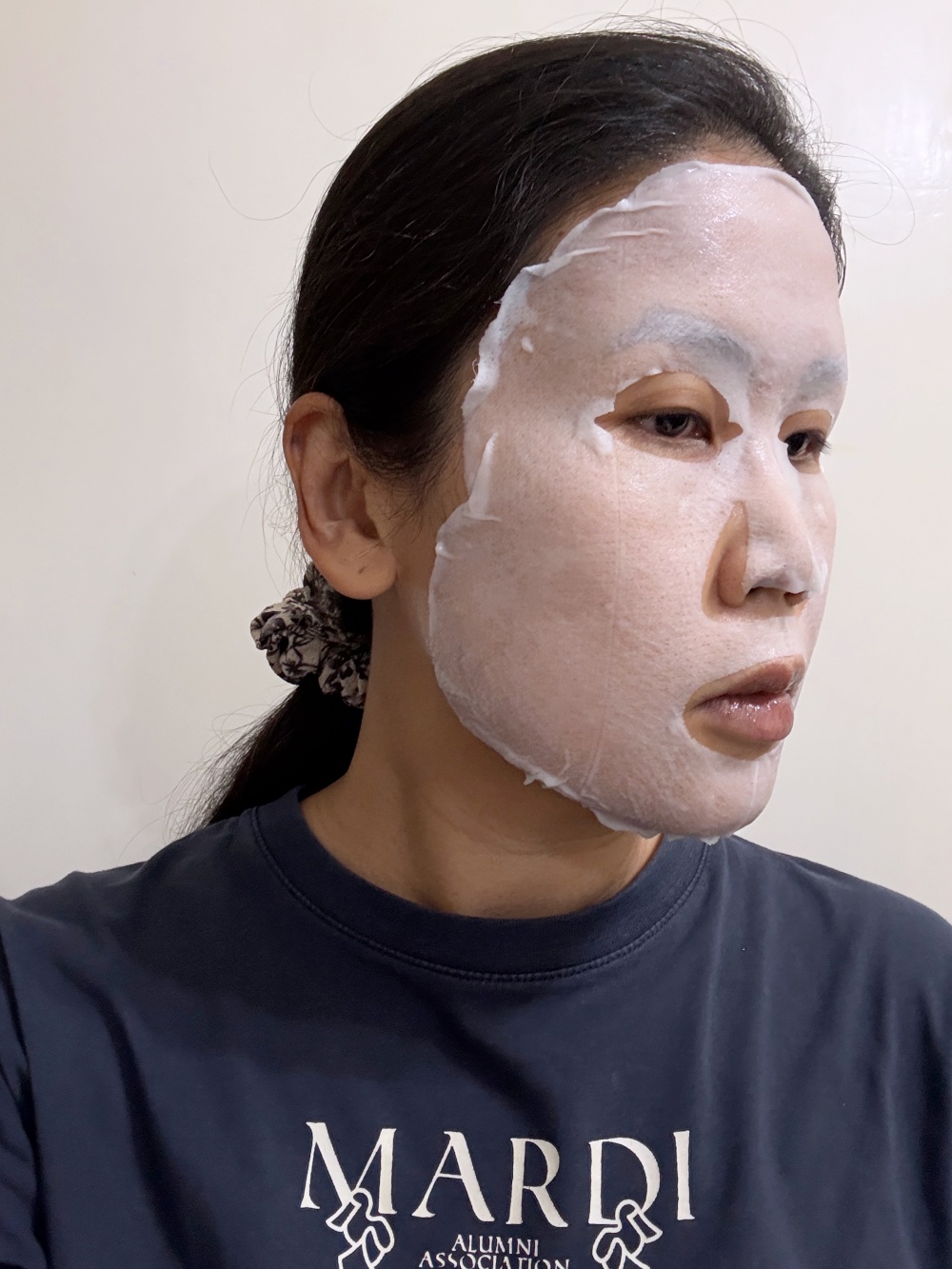 Hakme 示範 Minon Amino Moist 亮膚乳液面膜右側面貼服度，分析維他命C衍生物美白面膜溫和度