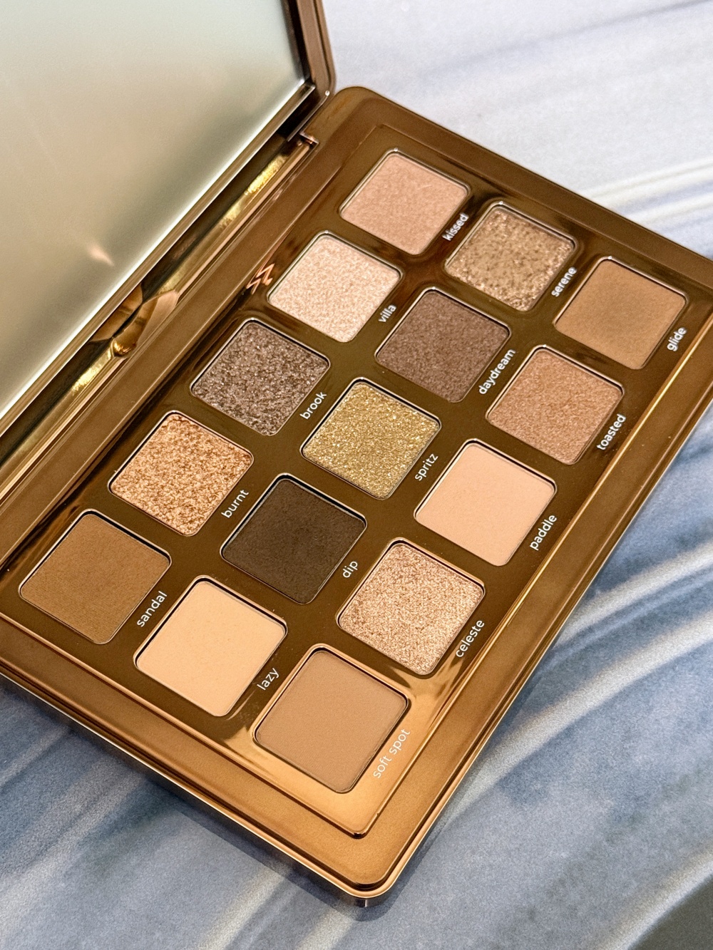 • Natasha Denona Tan Palette 15色眼影盤打開全貌
• Hakme 推薦的零廢色高質素大地色眼影盤
• 呈現深邃啡色與日常打底色組合的專櫃彩妝