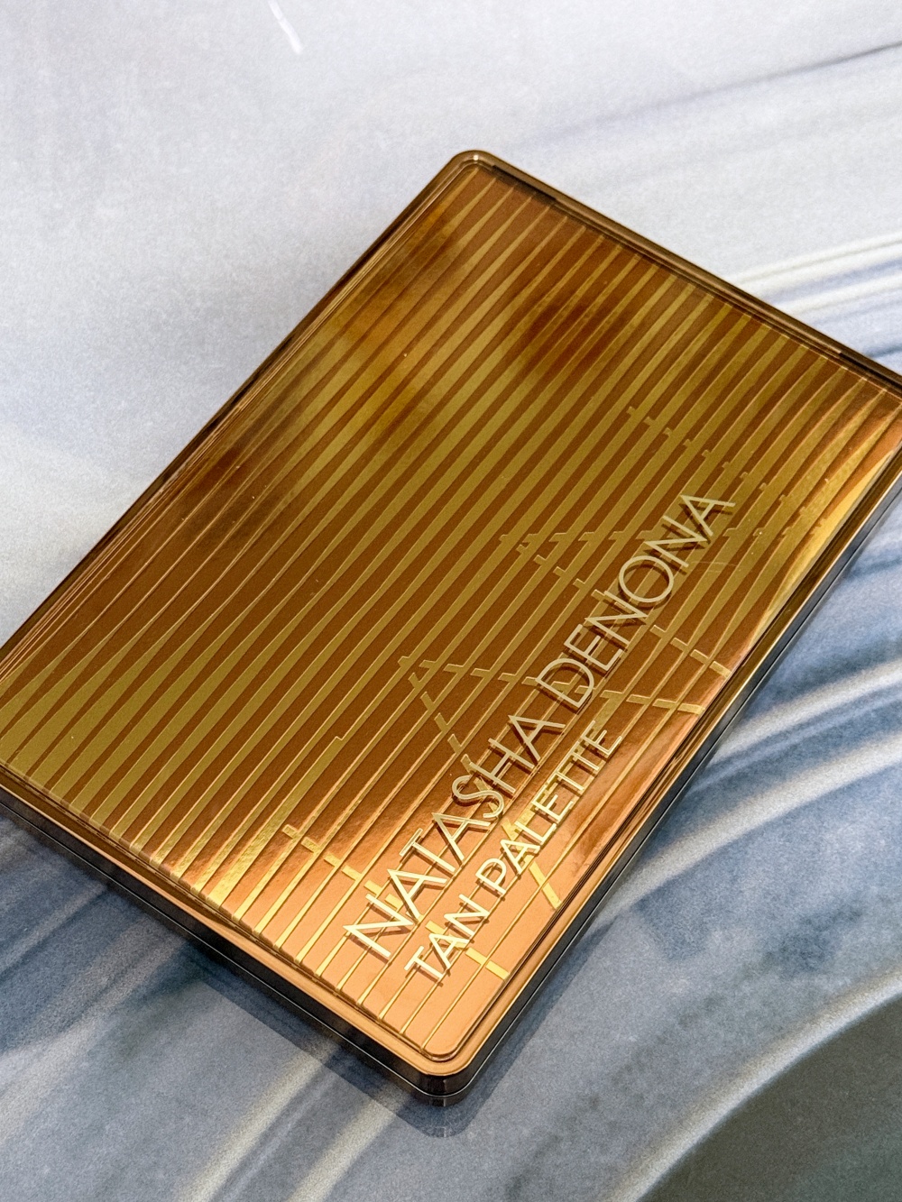 • Natasha Denona Tan Palette 眼影盤精緻外盒包裝 • Hakme 分享 Sephora 必買的高性價比彩妝好物 • 具有質感設計的高級專櫃眼影盤外觀