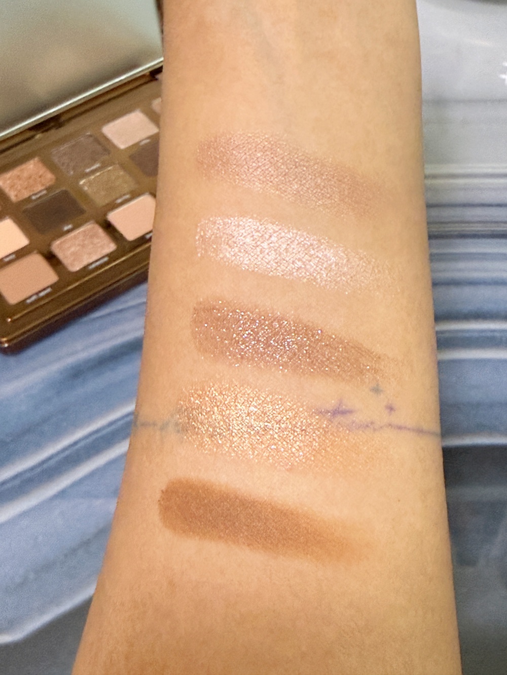 • Natasha Denona Tan Palette 第一排眼影試色近鏡特寫 • 清楚顯示啞緻與珠光質地的細膩粉質與光澤 • 完美融合無色差的高級眼影發色效果