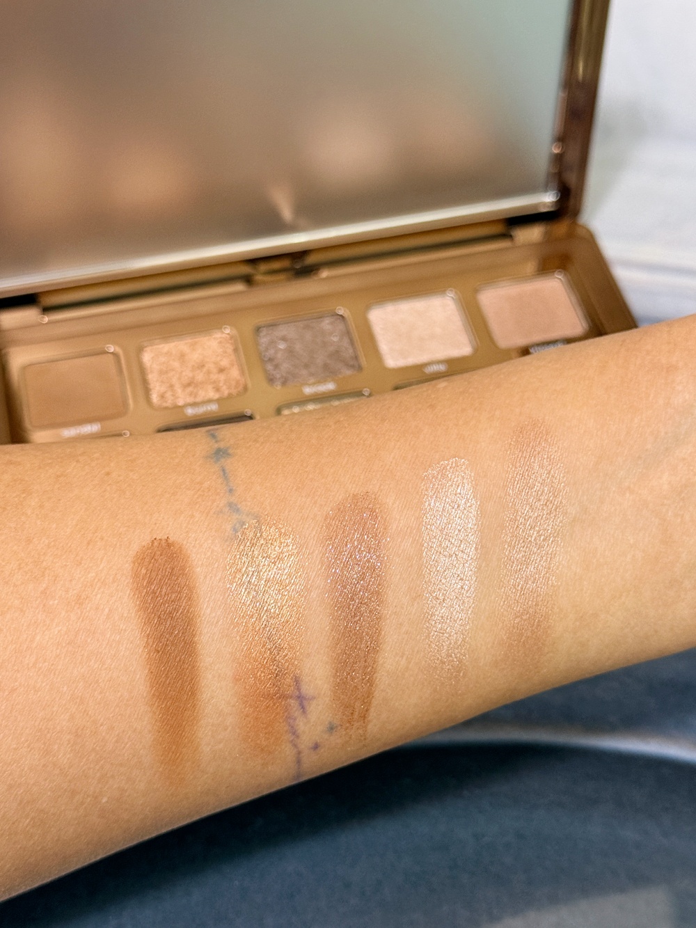 • Natasha Denona Tan Palette 第一排眼影手部試色 • Hakme 實測無打底情況下一抹顯色的幼滑粉質 • 適合日常妝容配搭的大地色眼影真實發色