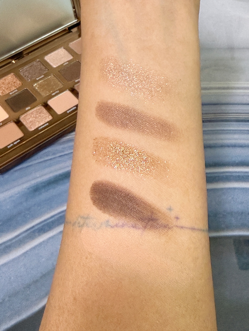 • Natasha Denona Tan Palette 第二排眼影試色近鏡特寫 • 放大展示金屬與啞緻啡色眼影的極高顯色度 • 適合玩妝與打造戲劇化眼妝的幼滑眼影細節
