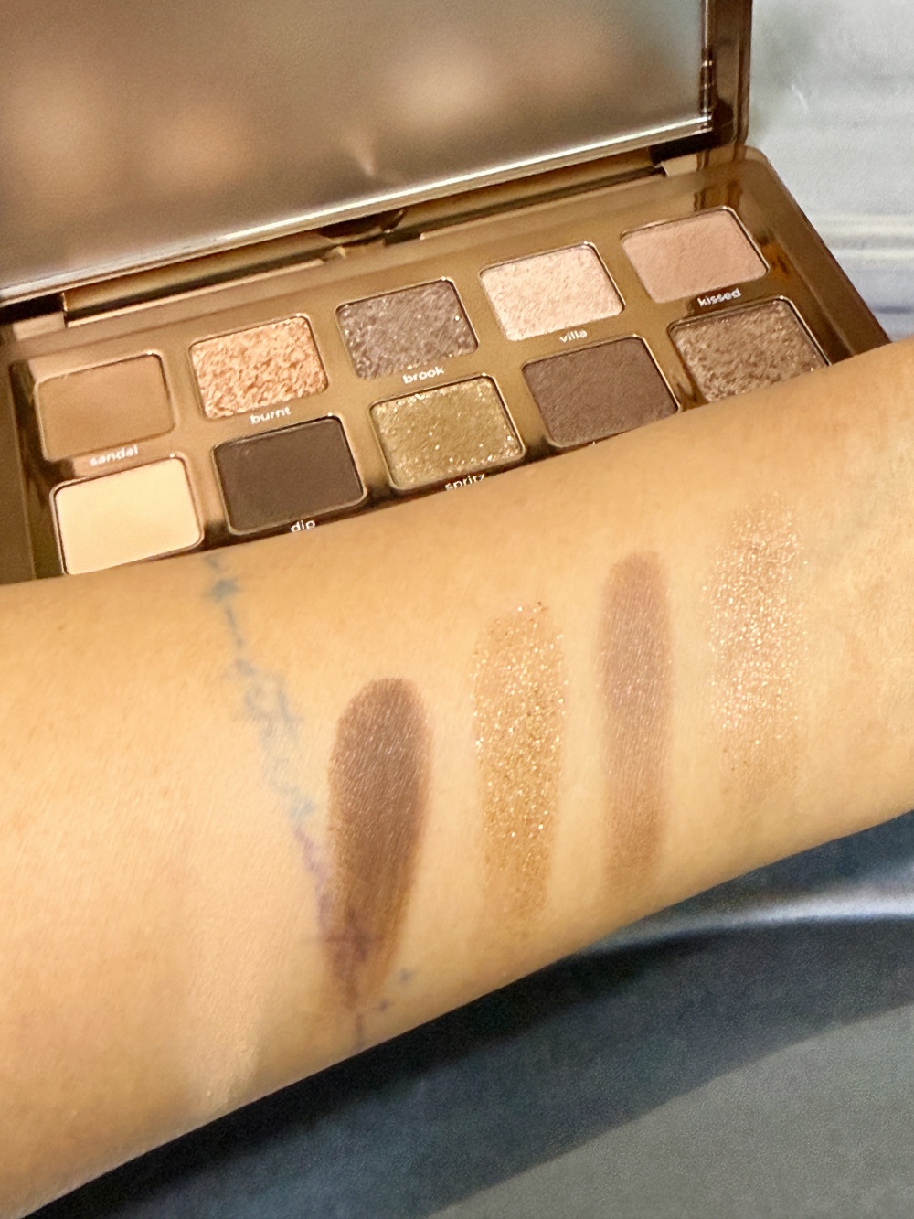 • Natasha Denona Tan Palette 第二排眼影手部試色 • 呈現極致顯色的深邃啡色與金屬色調 • 能打造豐富層次感眼妝的高飽和度眼影色彩