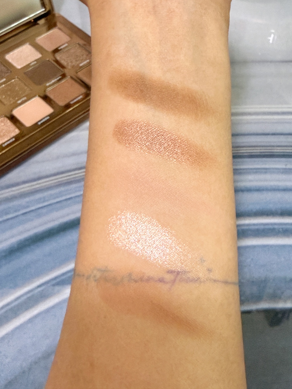 • Natasha Denona Tan Palette 第三排眼影試色近鏡特寫 • 讓大家看清零 Primer 打底下的真實高飽和顯色 • 展現零廢色且容易暈染的大地色系眼影細節