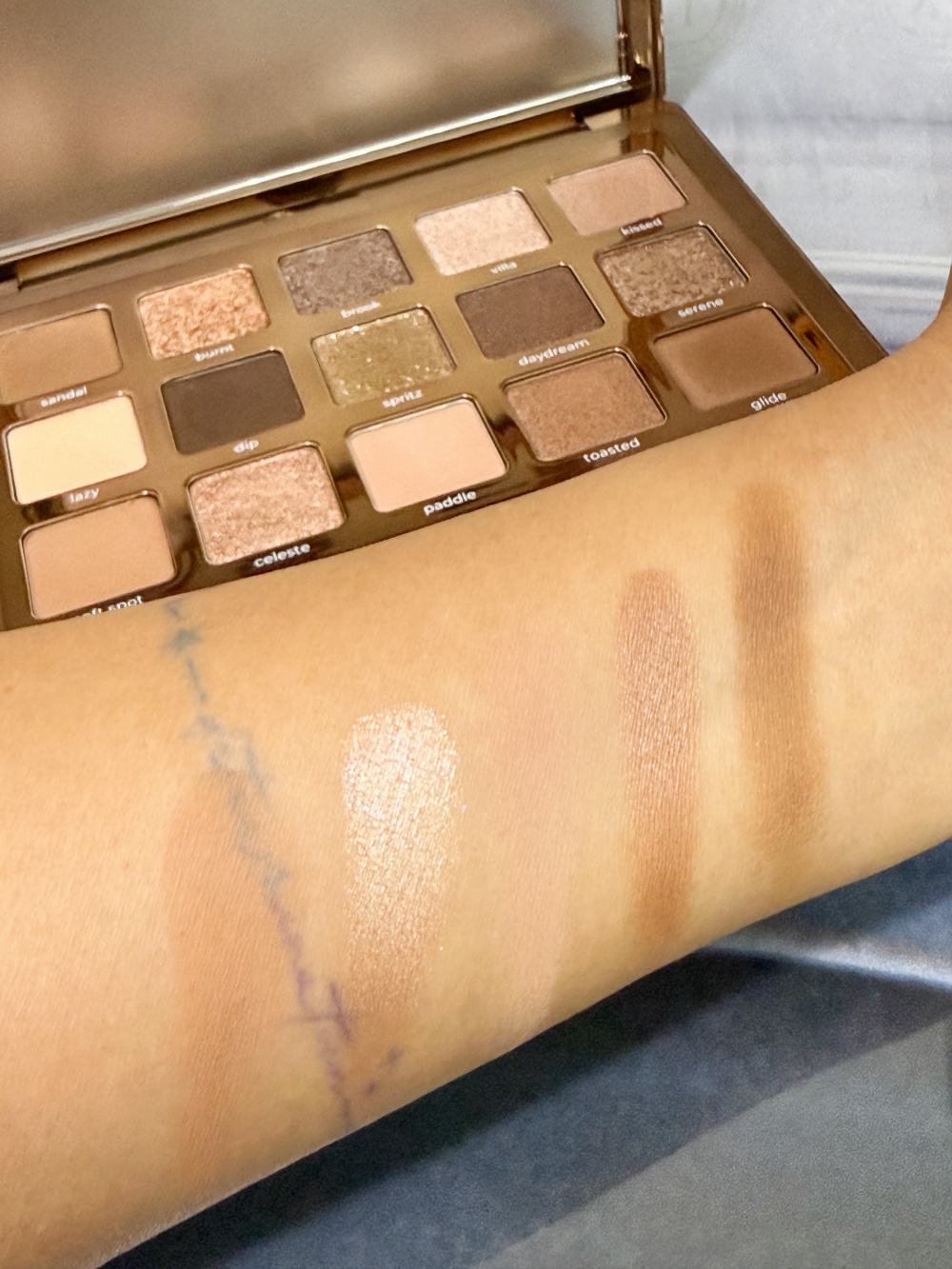 • Natasha Denona Tan Palette 第三排眼影手部試色 • 呈現連貫且實用性極高的大地色眼影組合 • 單次塗抹即可擁有飽滿色彩的專櫃眼影測試