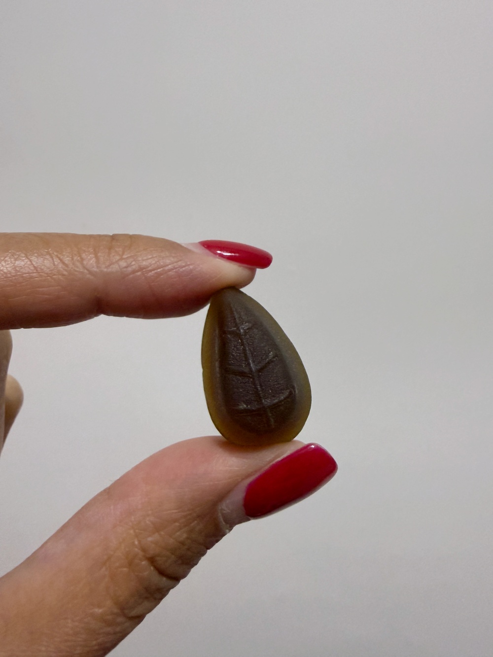 &bull; UHA 草木樨鐵質軟糖實物特寫 &bull; 展現偏柔軟、不費力咀嚼的軟糯 Gummy 質地 &bull; 帶有酸甜布冧口味的易入口保健軟糖