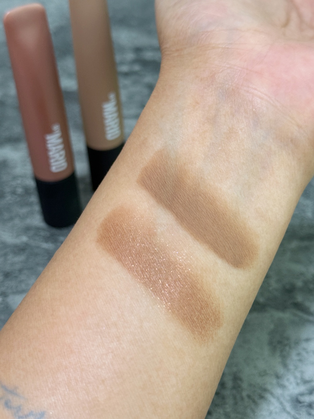 Hakme 實測 Makeup by Mario 液體眼影蜜兩款質地手部試色，分析其超薄貼膚且實測 8 小時不積線的表現