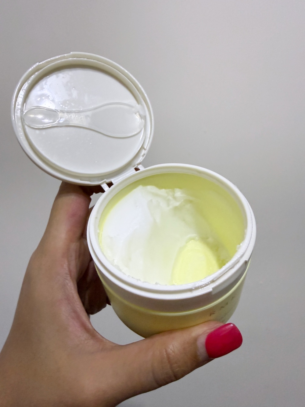 Hakme 推薦 RMK 極萃修護卸妝膏蓋內置小匙羹貼心設計，解決卸妝膏配件容易遺失的煩惱