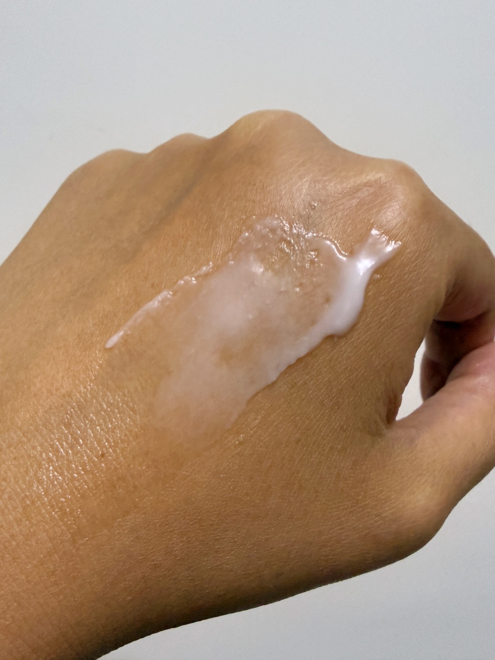 Hakme 示範 RMK 極萃修護卸妝膏手部推開質地，實測軟身 Balm 狀溶成油狀的過程與乳化表現