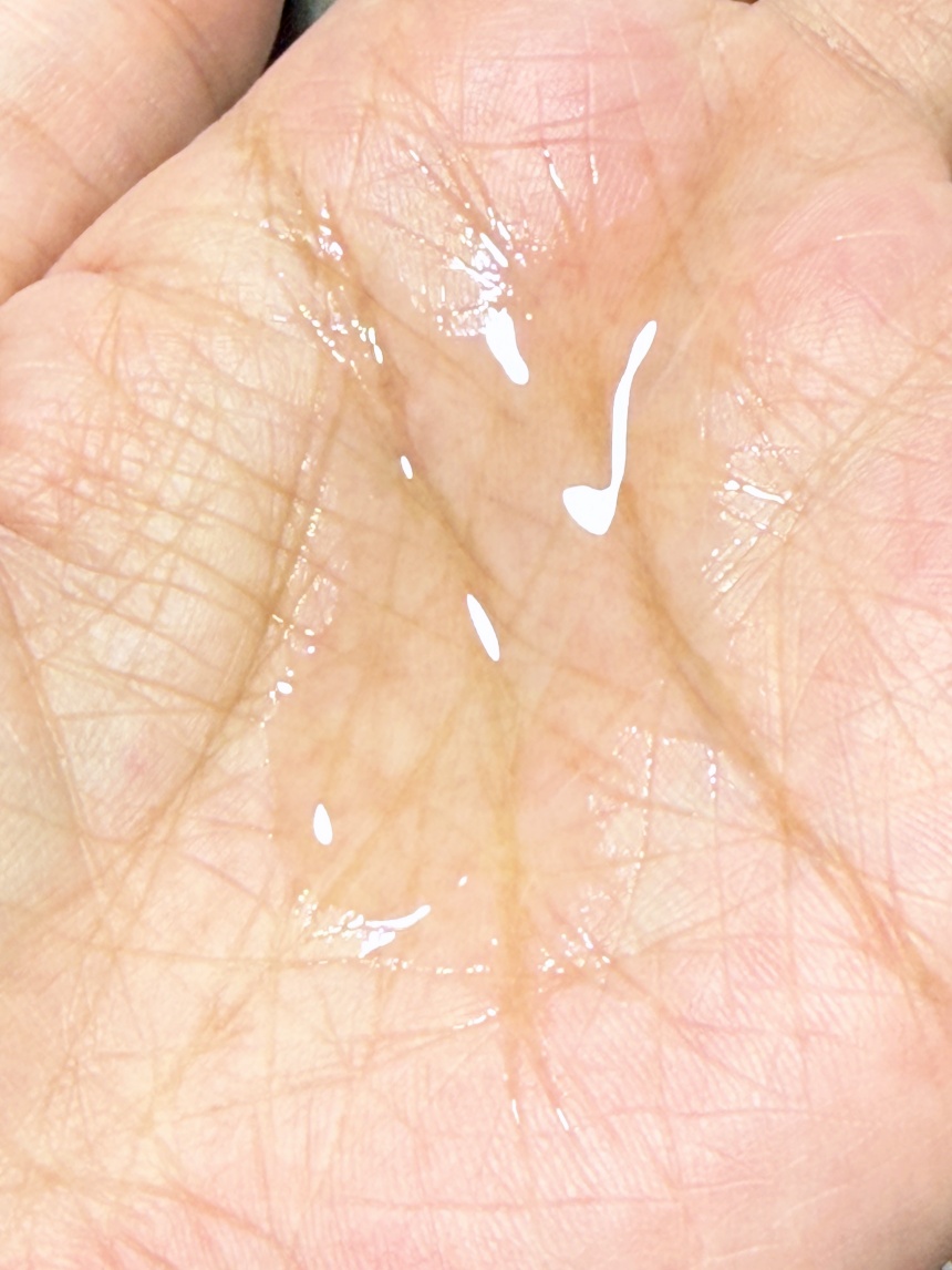 Hakme 展示 Shiro 伯爵茶護髮油擠於掌心的輕盈質地，實測其防熱打底及真實撫平毛躁續航力