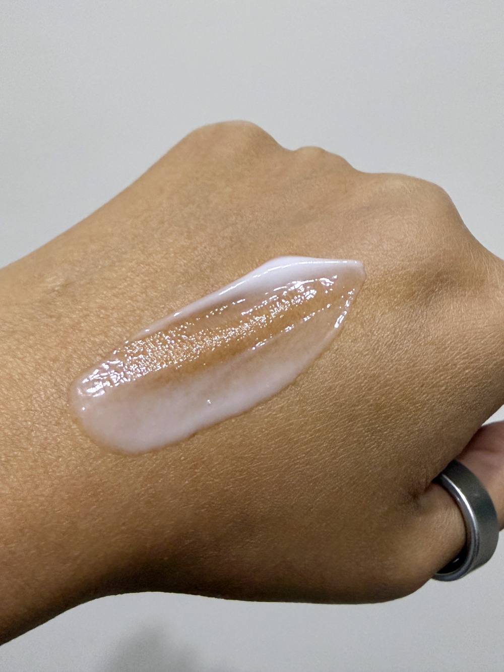 Hakme 示範 White Conc 柚子美白身體乳液手背推開質地，實測其高延展性與清爽度