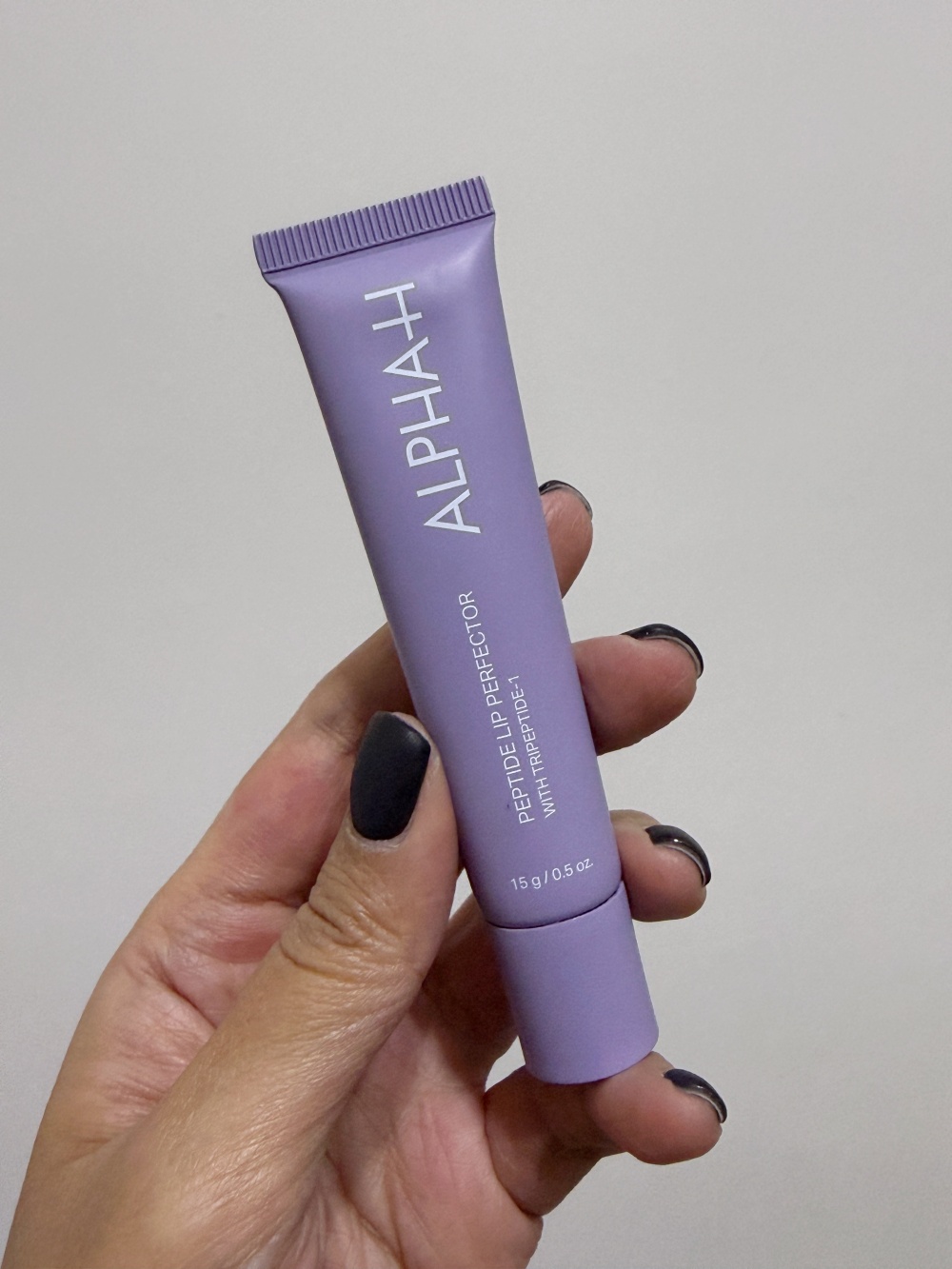 Hakme 實測 ALPHA-H 胜肽美唇修護精華產品外觀，分享這款適合改善乾燥死皮的護唇精華