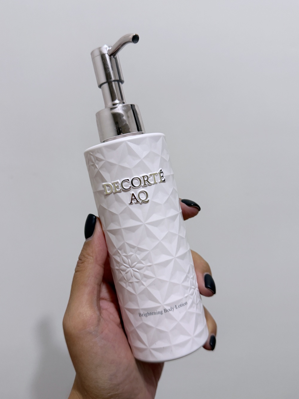 Hakme 實測 Decorté AQ 亮白身體精華乳外觀,分享這款幾近空瓶的貴婦保濕 Body Emulsion