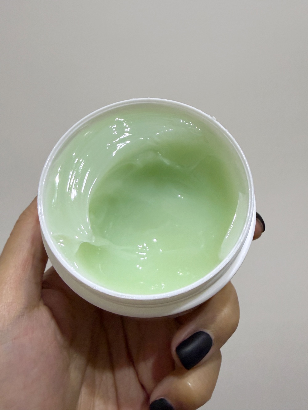 Hakme 展示 Fresh 大豆卸妝啫喱凝霜罐內獨特的啫喱凝膠質地,測試其水包油配方設計