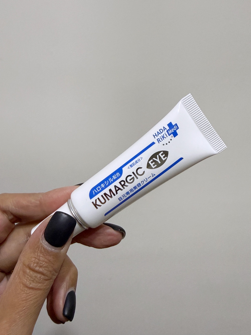 Hakme 實測日本 Kumargic 護眼霜管身設計，分析其平價去黑眼圈效果與使用感受