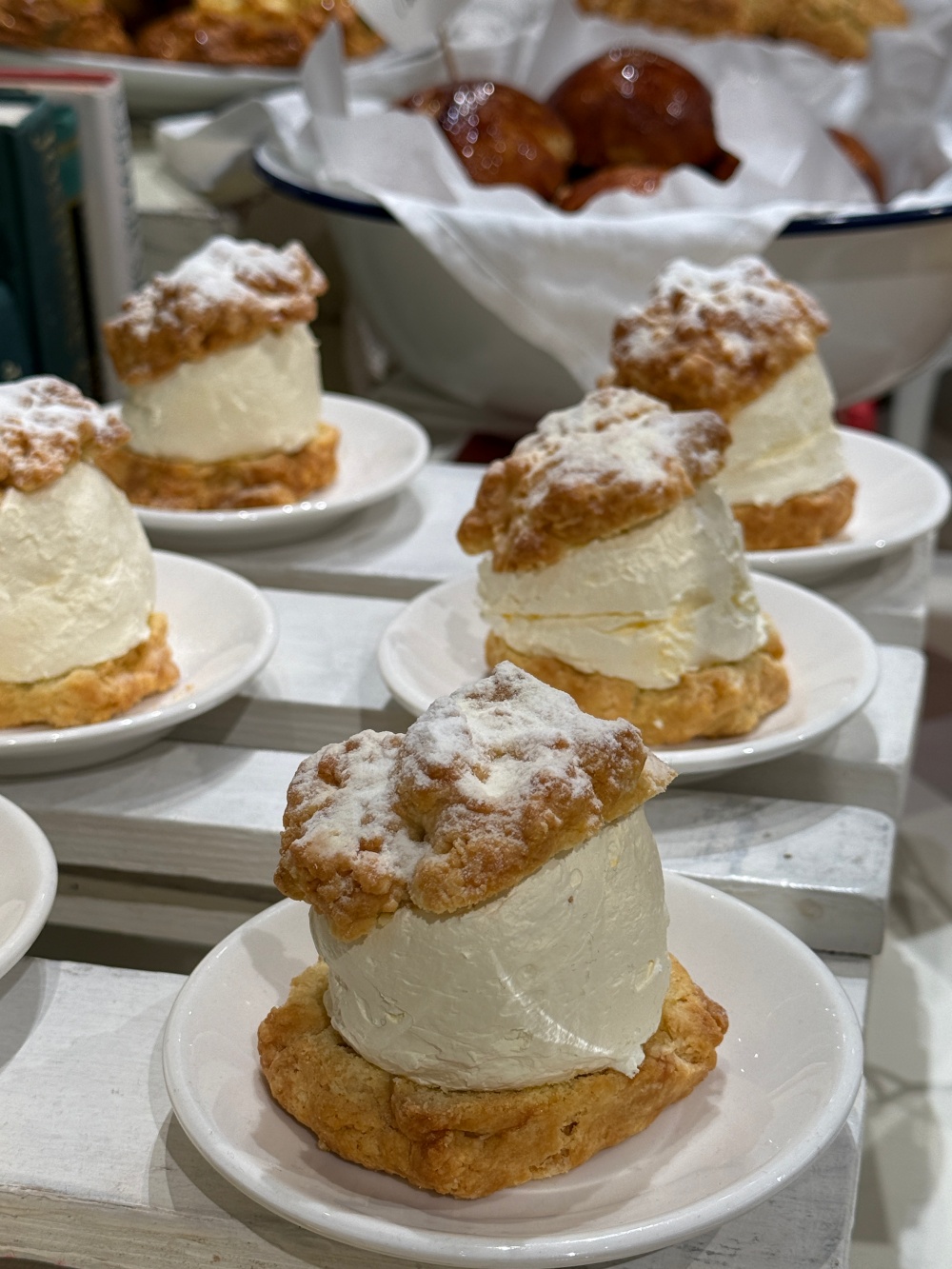 Hakme 推薦首爾 Cafe Layered 必食鮮奶油鬆餅,極度滑溜香濃忌廉與濕潤鬆餅質地實測。