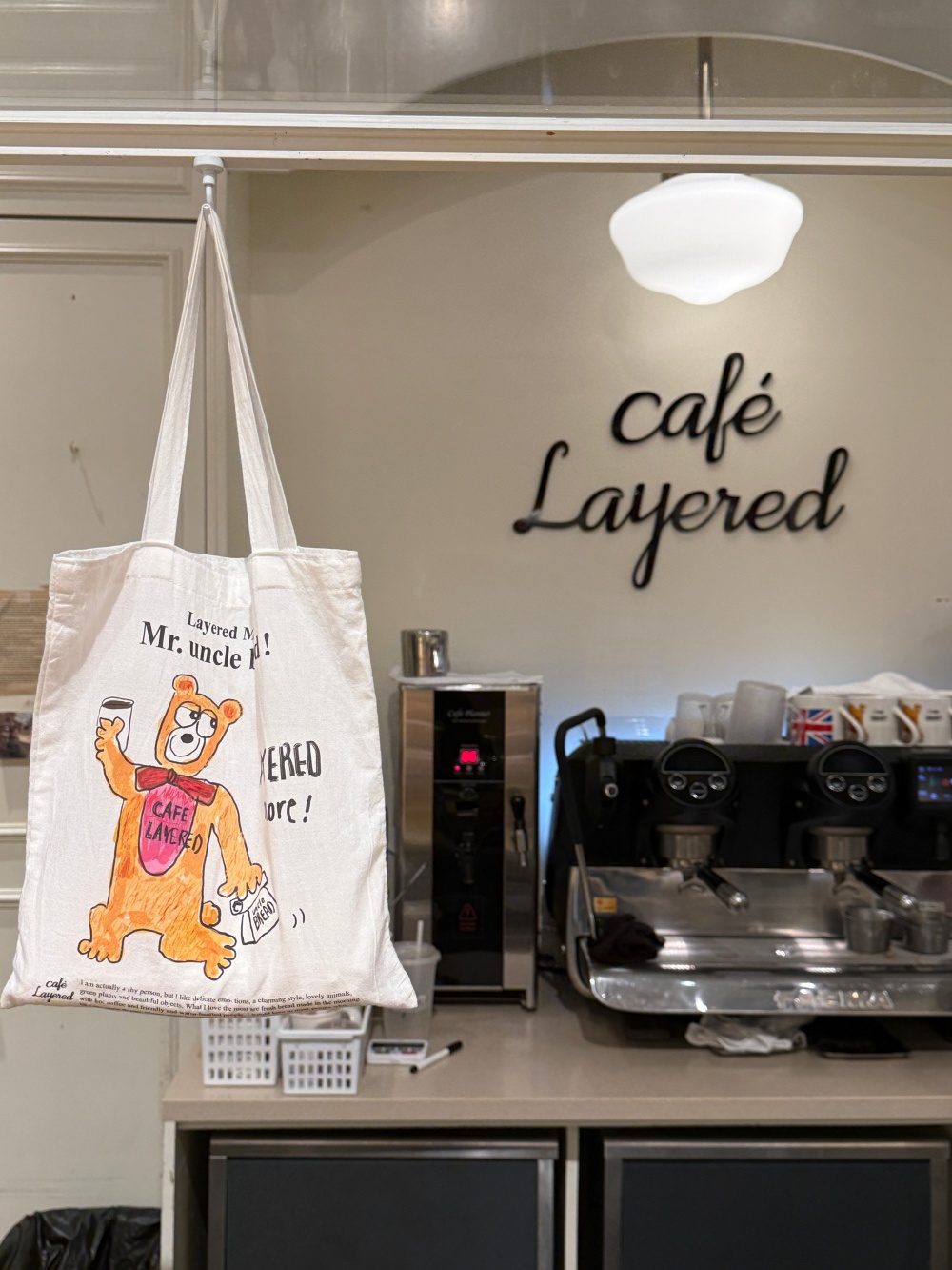 Hakme 推薦首爾自由行必去 Cafe Layered 門市店名招牌與極精美歐式復古風裝潢。