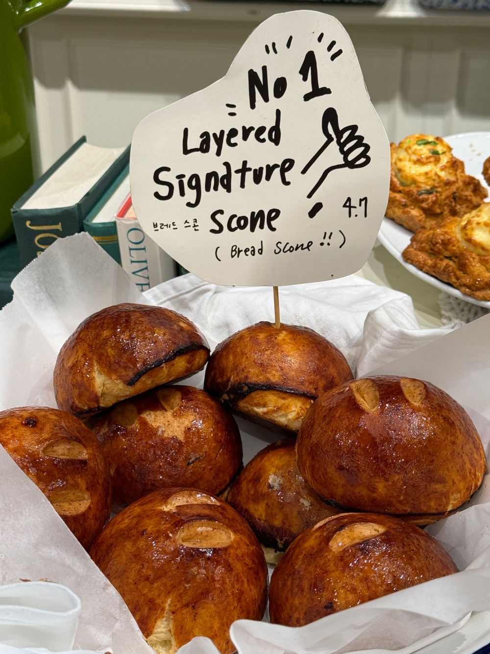 Hakme 實測首爾 Cafe Layered 招牌原味鬆餅避雷評價,口感似普通麵包且缺乏酥鬆度。