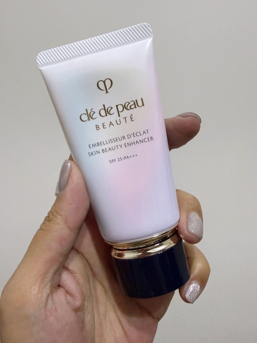 Hakme 推薦 Cle de Peau Beaute 稜鑽煥肌底霜外觀，CPB 貴婦化妝底霜好用嗎及防曬系數真實評價。