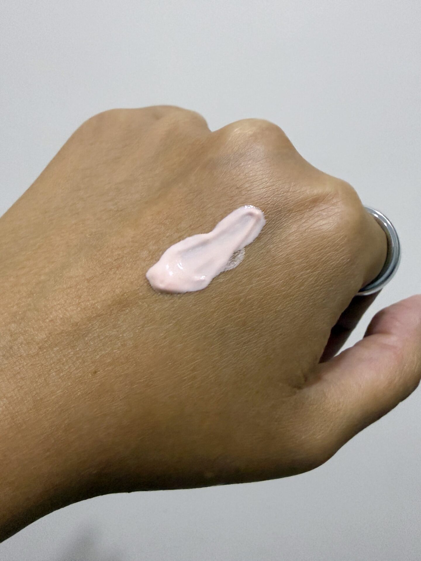 Hakme 實測 Cle de Peau Beaute 稜鑽煥肌底霜擠出時結實而推開順滑之乳液質地與細緻閃粉。