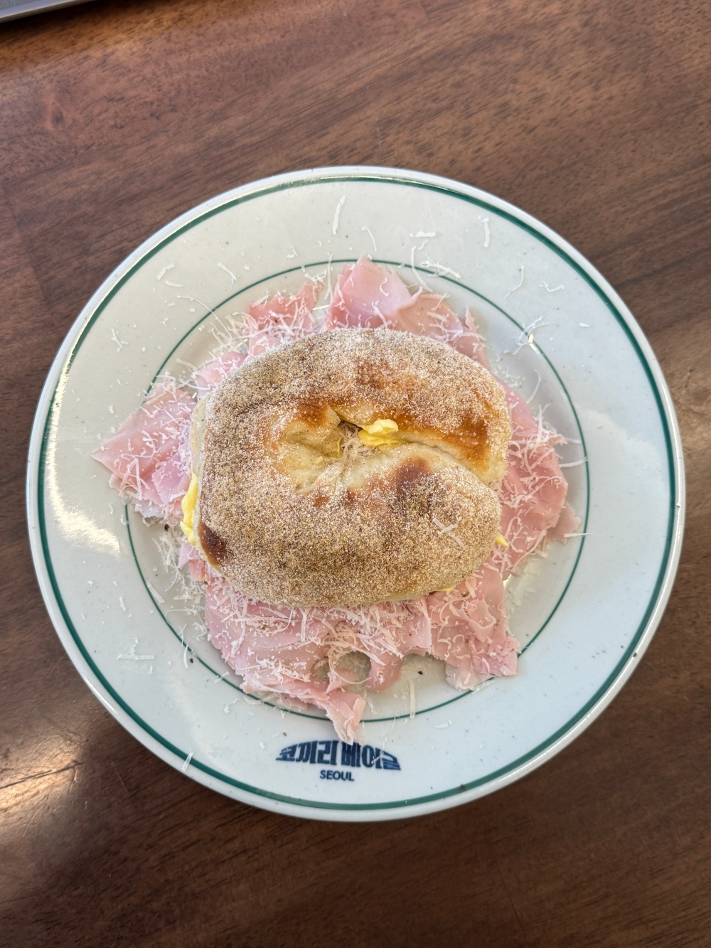 Hakme 實測首爾 Kokkili Bagel 火腿芝士貝果裝盤照片,口感煙韌有咬口之基本款推薦。