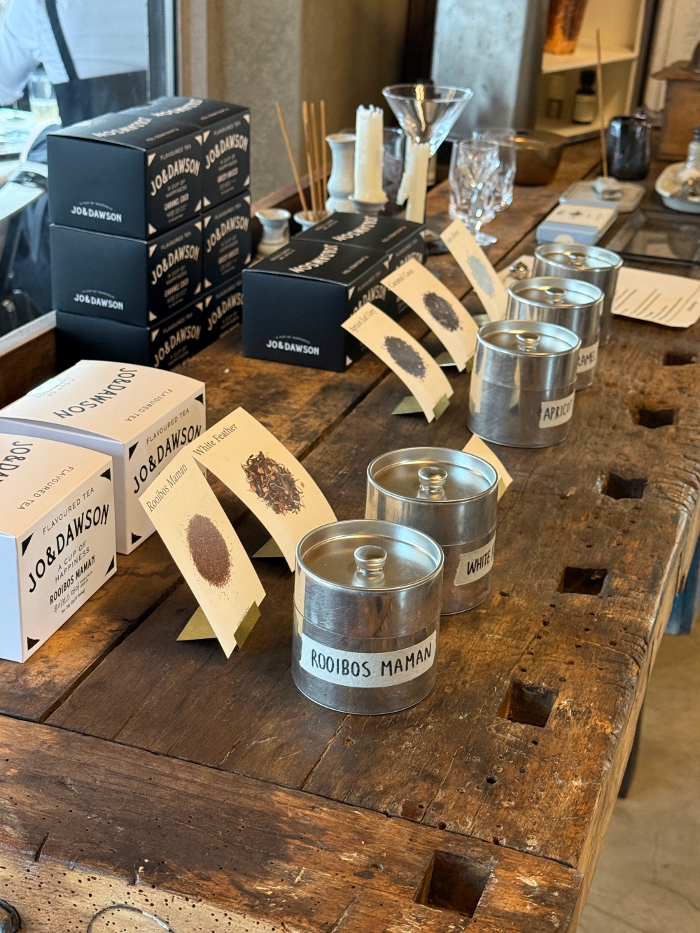 Hakme 推薦首爾 Jo and Dawson Tearoom 日系精緻茶具與溫馨復古風茶室內裝氛圍。