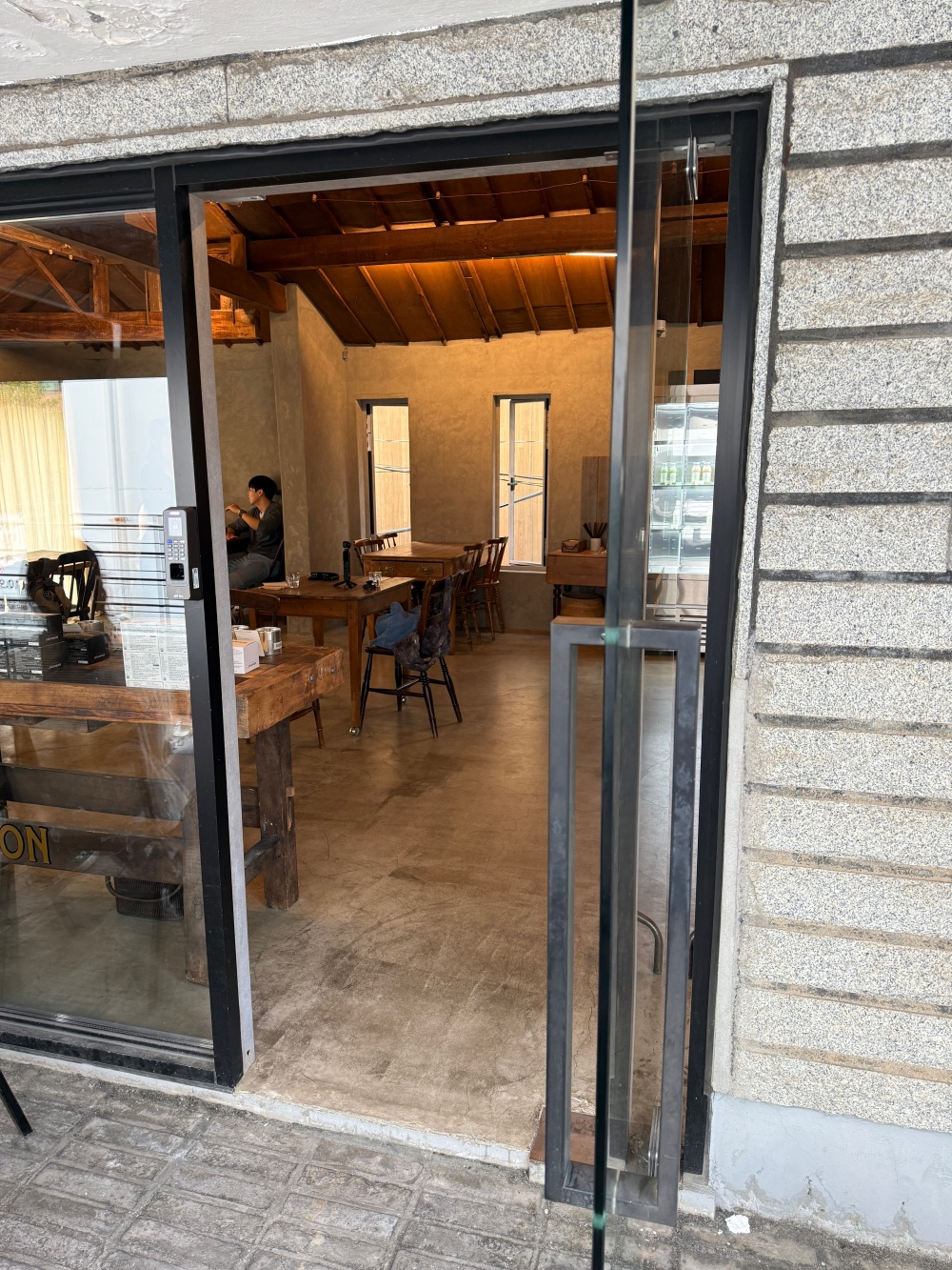 Hakme 推薦首爾 Jo and Dawson Tearoom 門市門口,可遠端排隊不用現場吹風之首爾 Cafe 攻略。