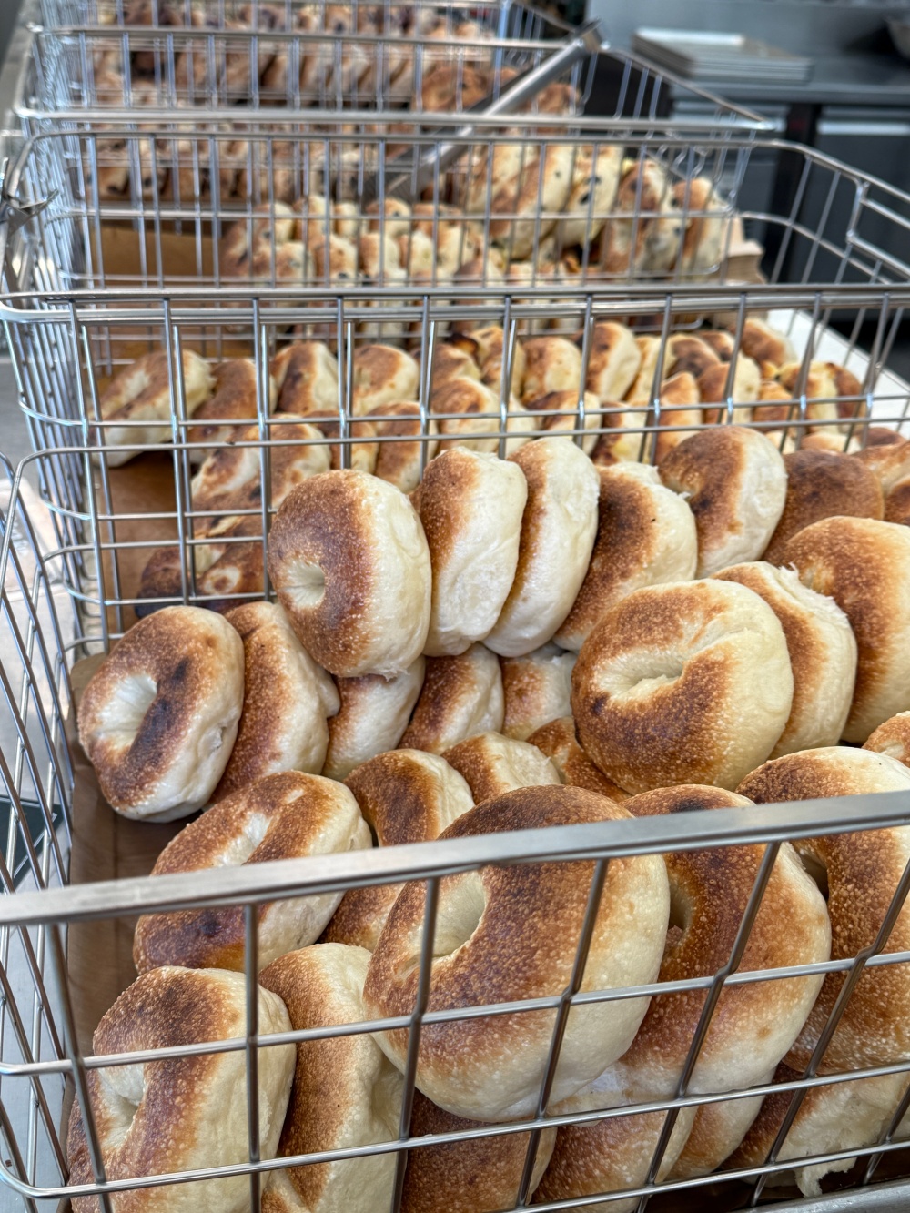 Hakme 推薦首爾 Kokkili Bagel 店內裝滿各式剛出爐貝果的藤籃陳列展示。