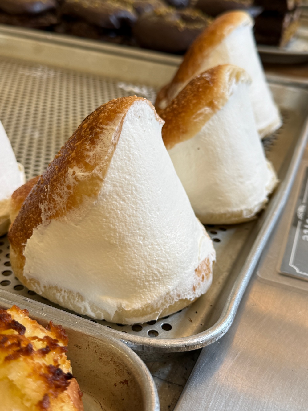 Hakme 推薦首爾 Kokkili Bagel 招牌爆漿鮮奶油貝果特寫,超澎湃忌廉厚度實測。