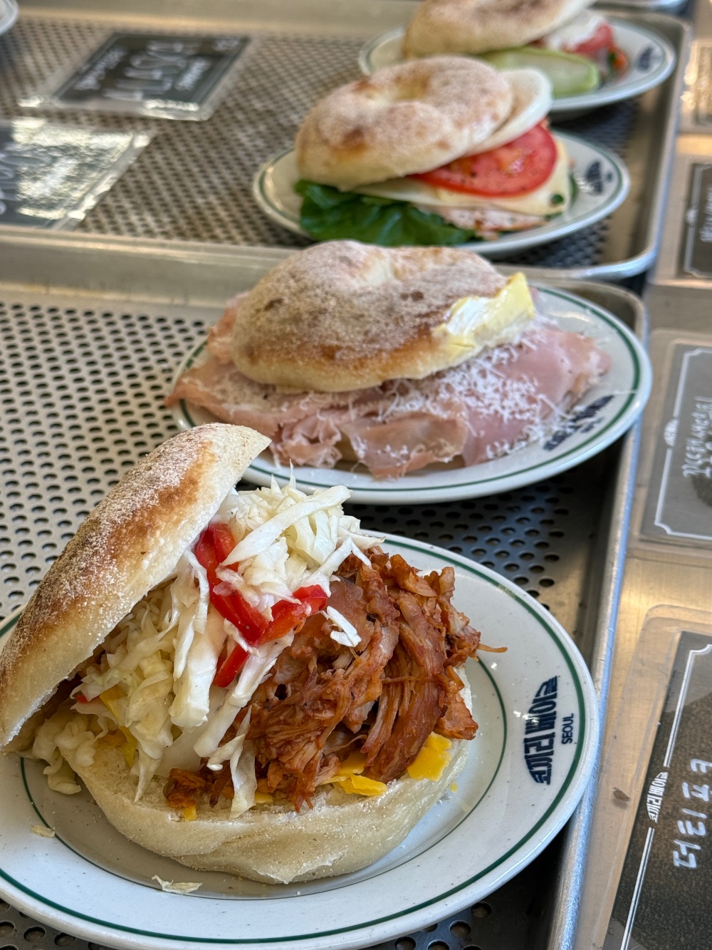 Hakme 推薦首爾 Kokkili Bagel 現場多款不同口味與特色內餡貝果展示。