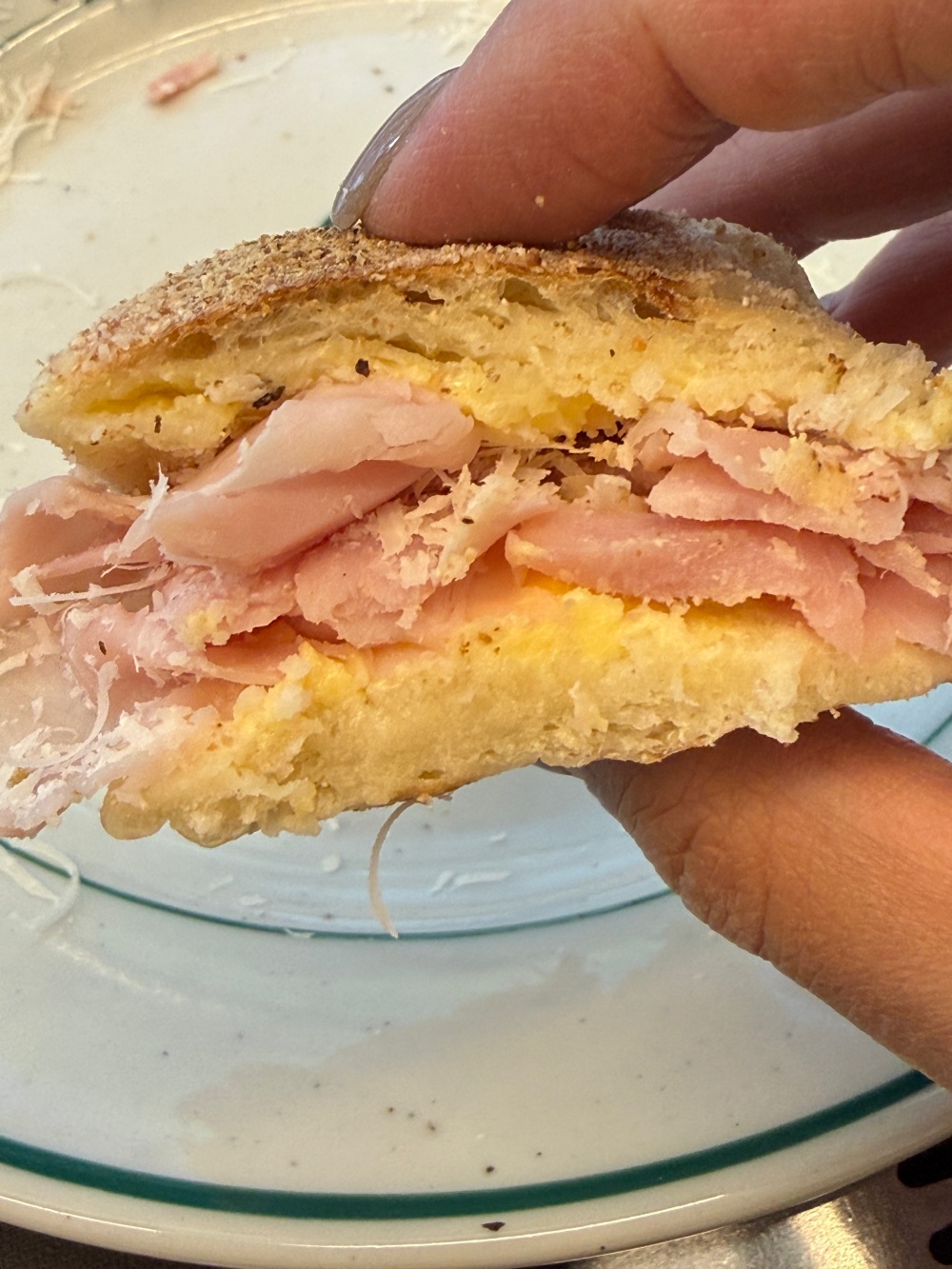 Hakme 實測首爾 Kokkili Bagel 火腿芝士貝果側面切口特寫,料多美味的鹹款貝果。