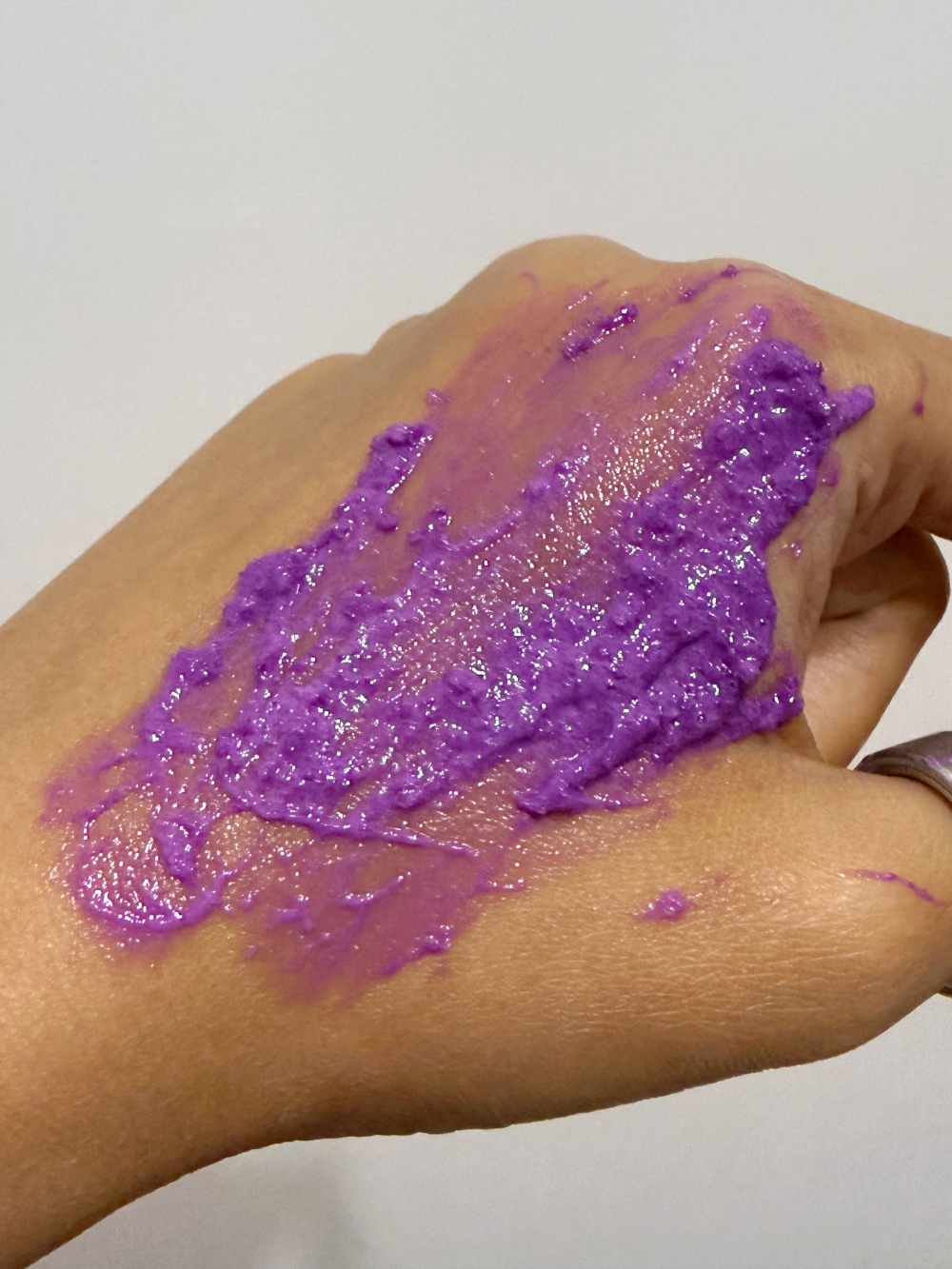 Hakme 實測 LUSH 魔法水晶磨砂沐浴露質地,手部推開呈現極密集磨砂顆粒與薄荷冰涼去角質效果。