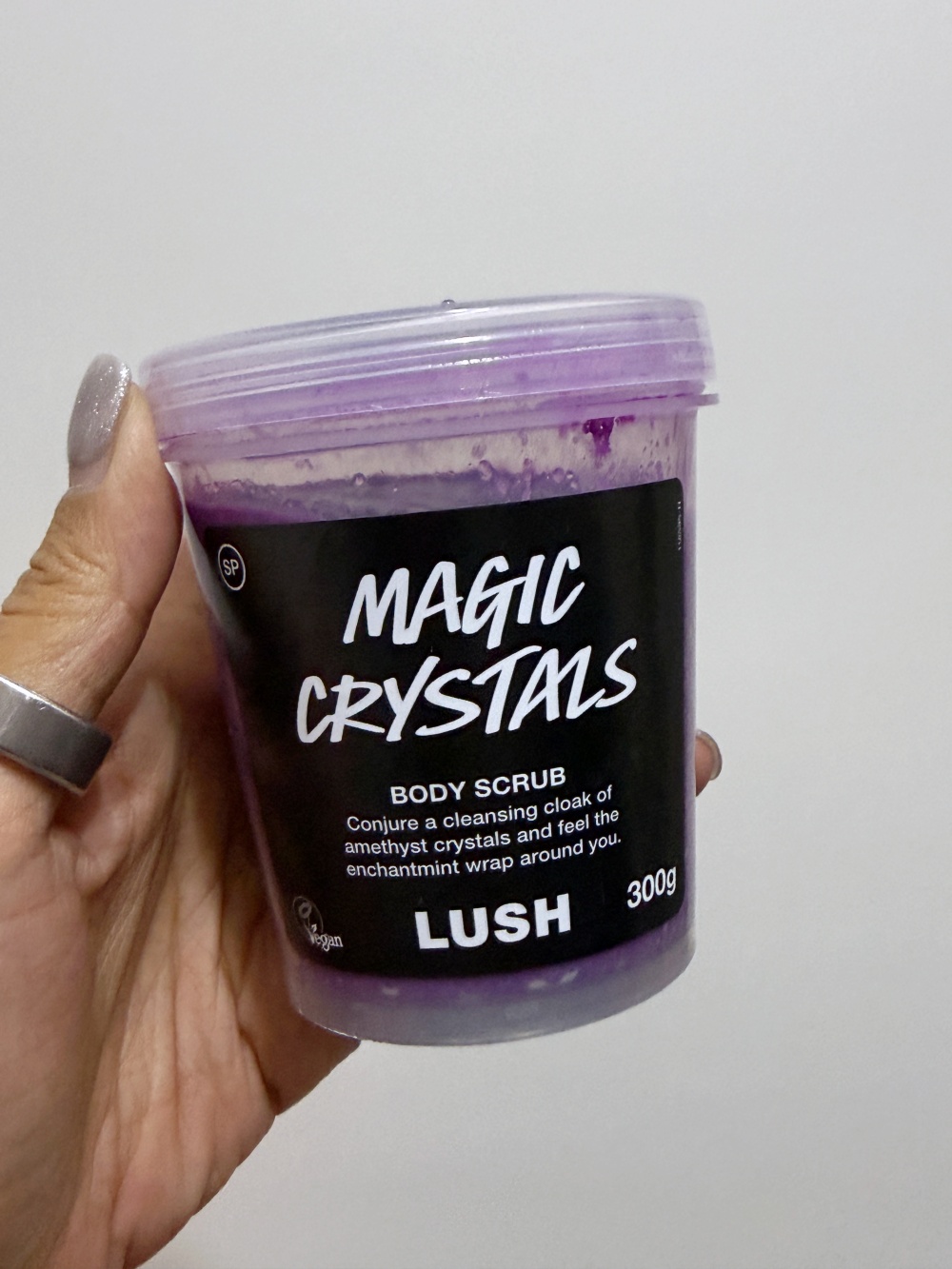 Hakme 推薦 LUSH 魔法水晶磨砂沐浴露包裝外觀,經典黑色大罐裝與鮮豔紫色磨砂膏評價。
