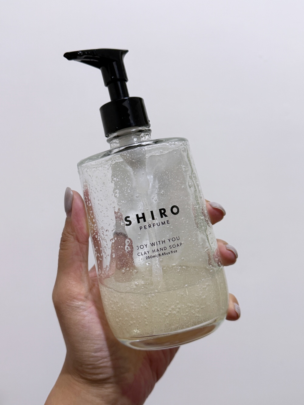 Hakme 推薦 SHIRO Joy with You 火山泥磨砂洗手液包裝，日系極簡質感玻璃瓶外觀與香氣評價。